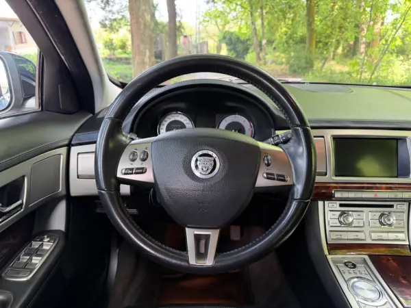 Jaguar XF 2.7 D V6 Premium Luxury 19