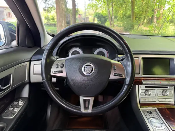 Jaguar XF 2.7 D V6 Premium Luxury 18
