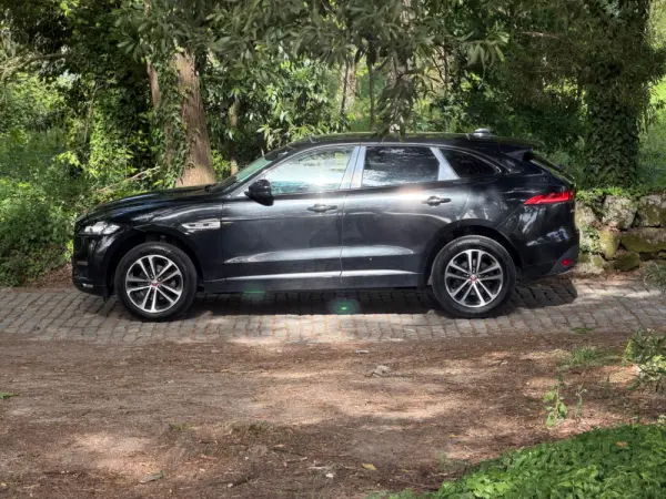 Jaguar F-Pace 37