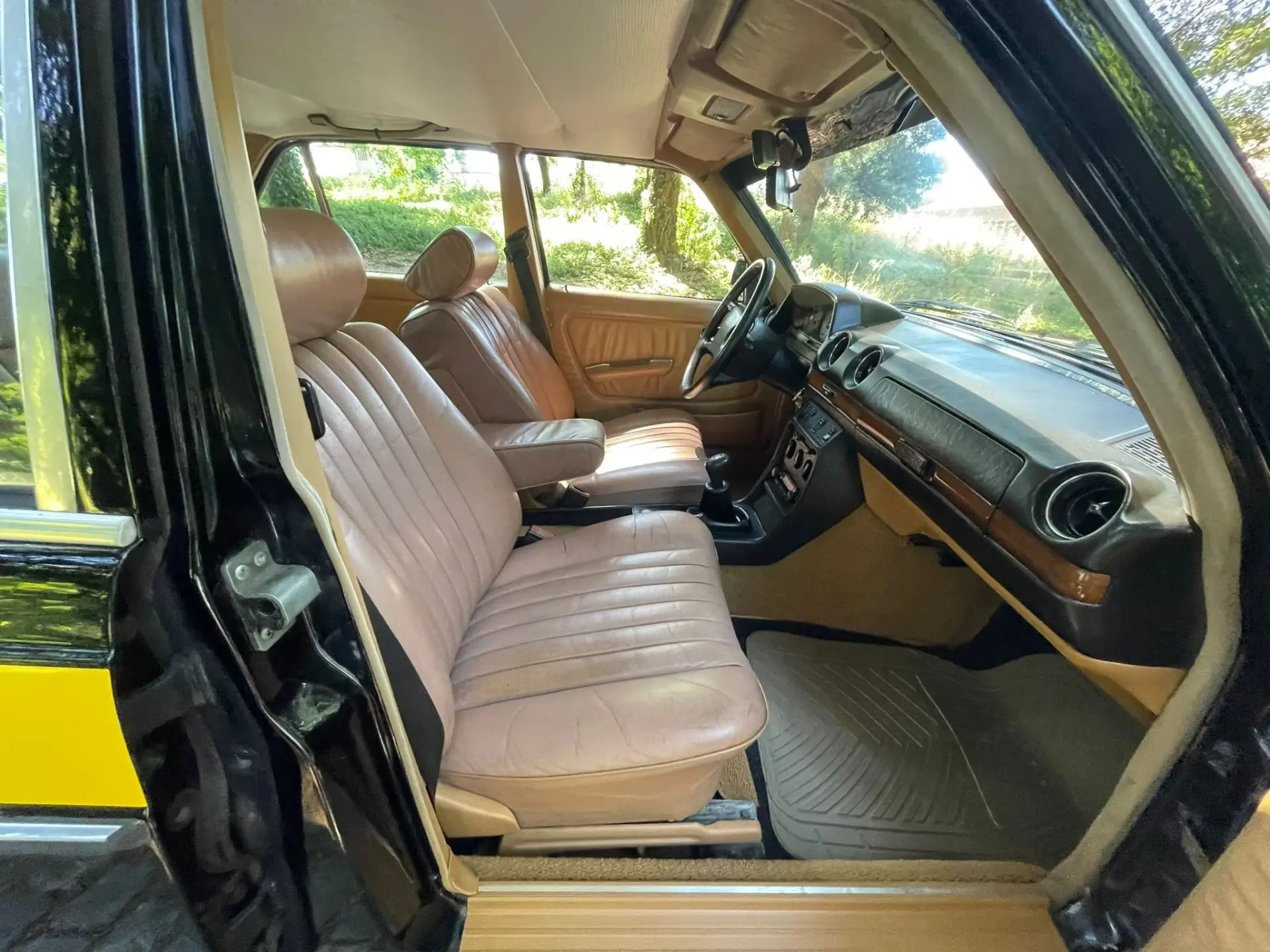 Mercedes-Benz 240 15
