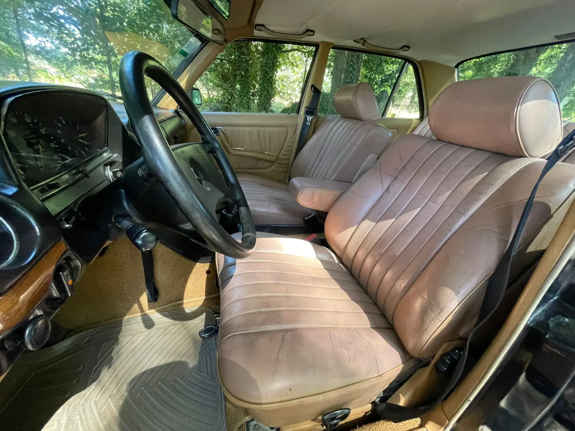 Mercedes-Benz 240 22