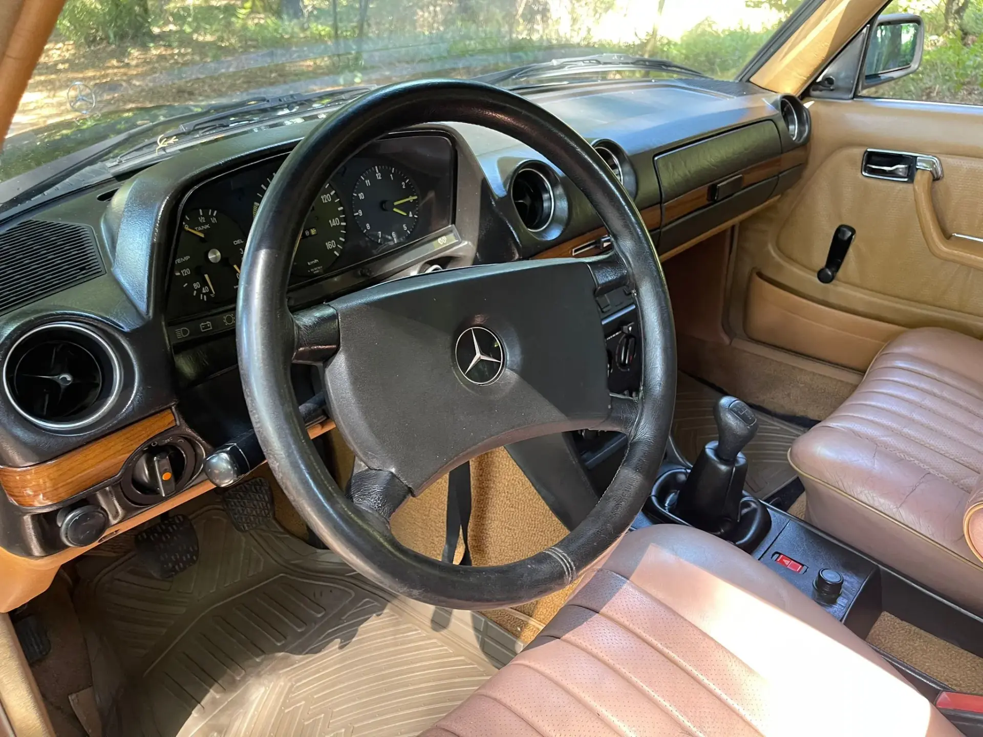 Mercedes-Benz 240 23