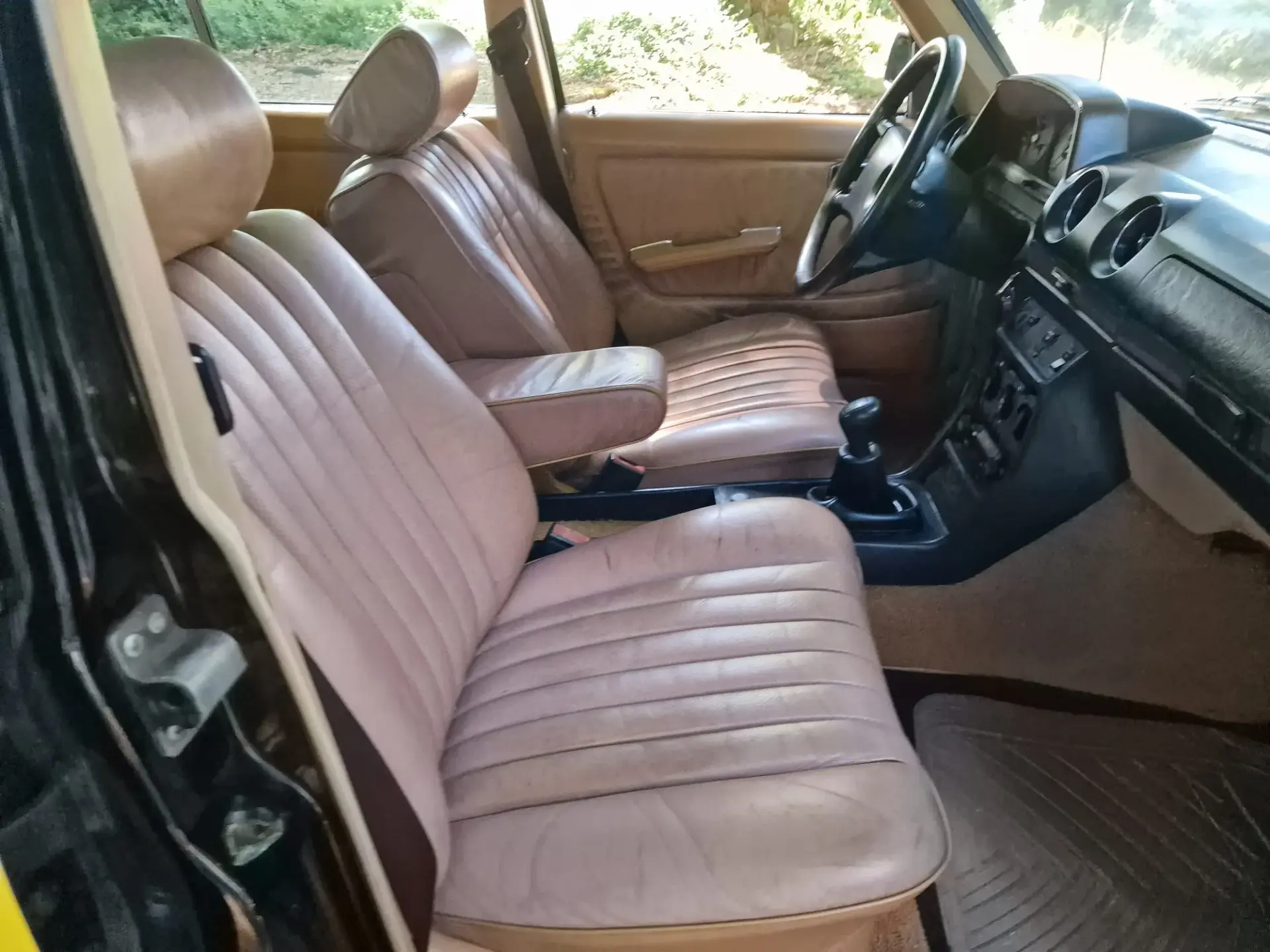 Mercedes-Benz 240 27
