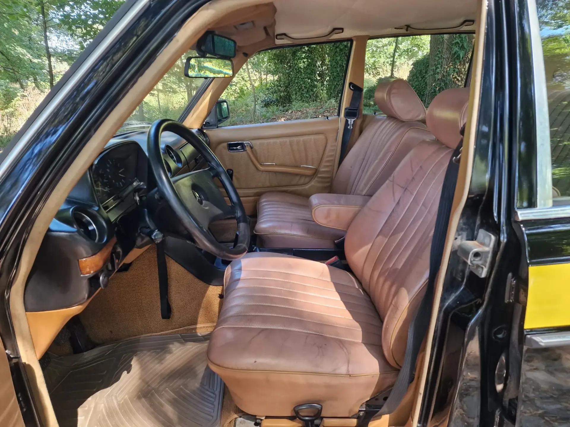 Mercedes-Benz 240 29