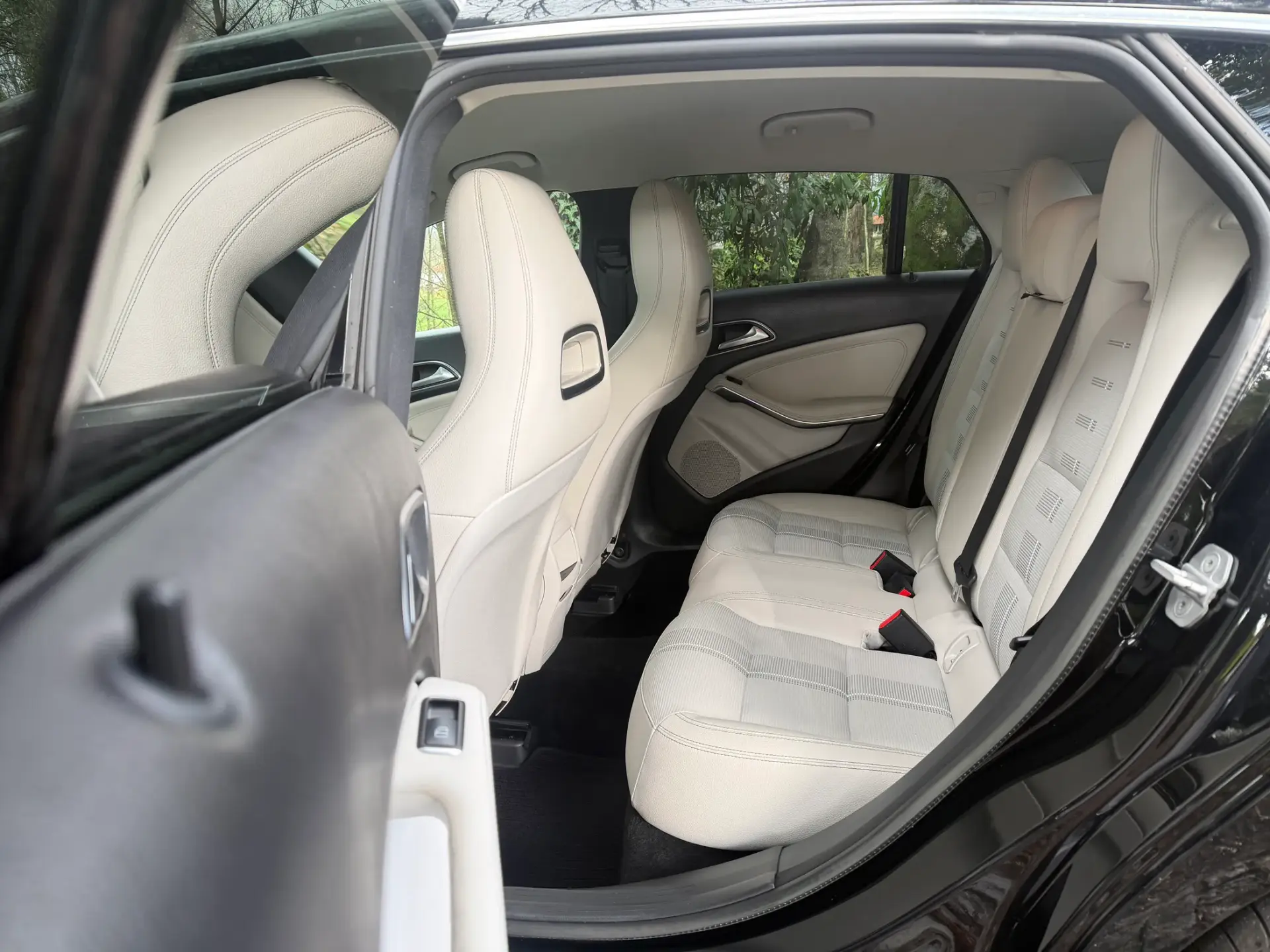 Mercedes-Benz CLA 180 d Shooting Brake Urban 12