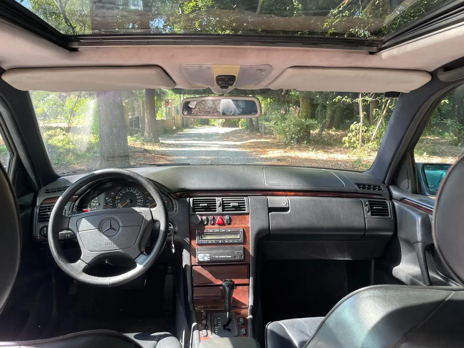 Mercedes-Benz E 300 TD Classic 10