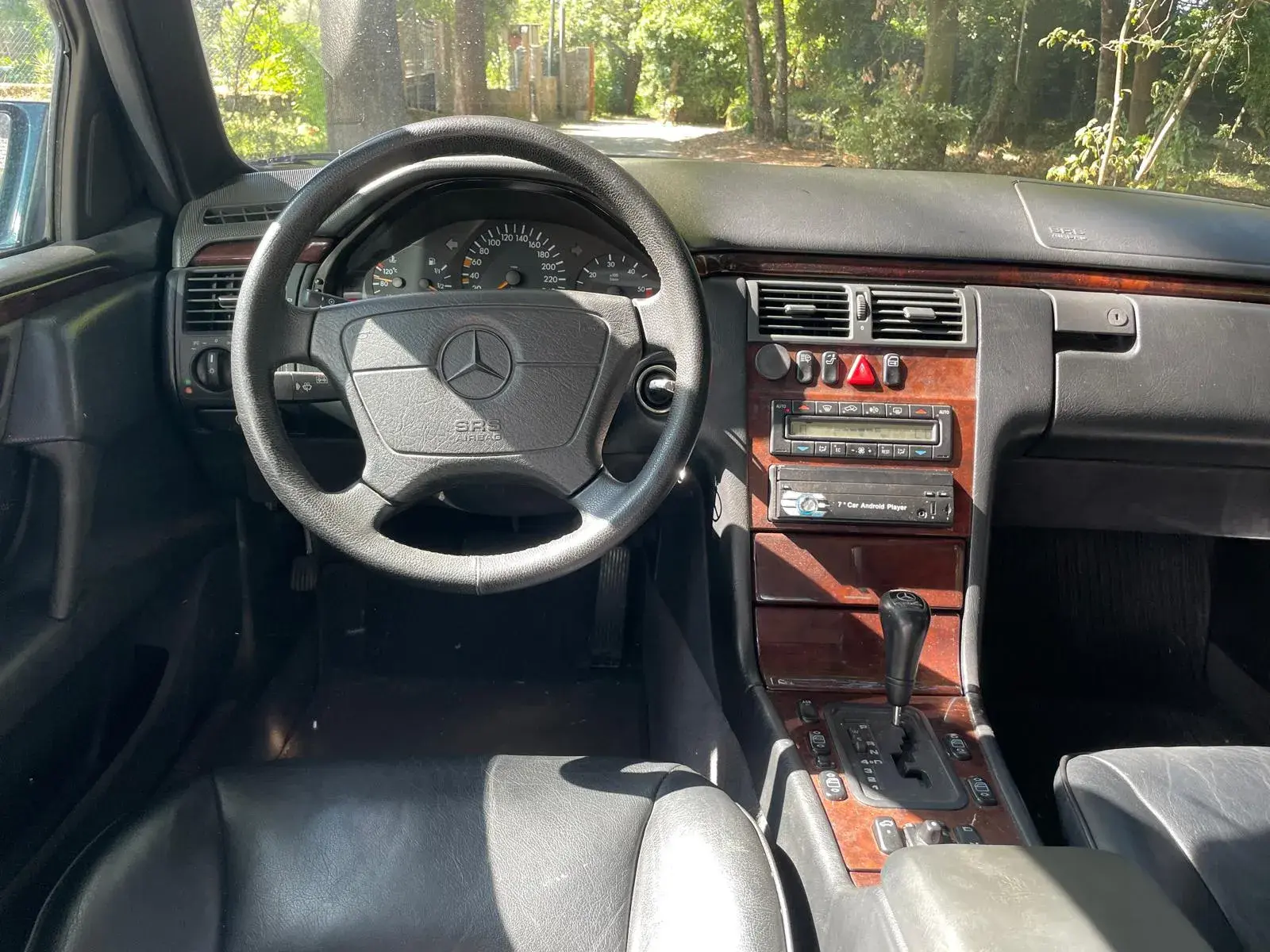 Mercedes-Benz E 300 TD Classic 11