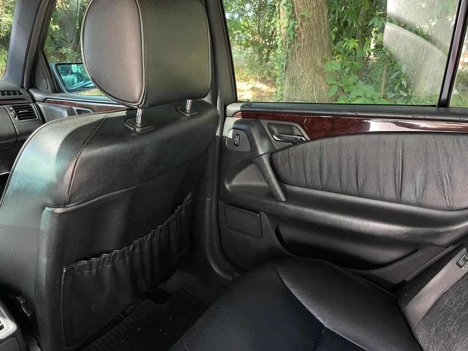Mercedes-Benz E 300 TD Classic 26