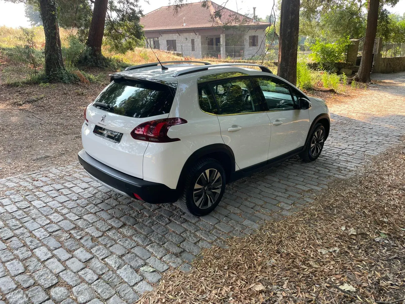 Peugeot 2008 1.2 PureTech Allure 4