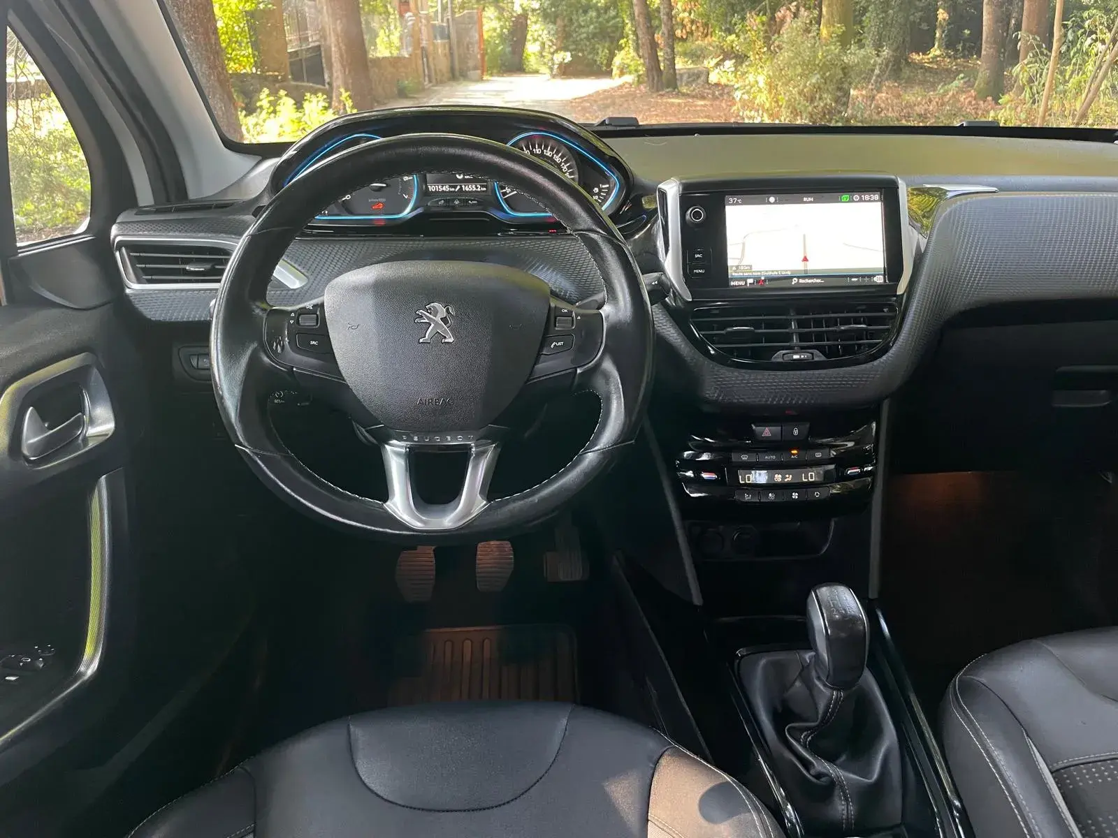 Peugeot 2008 1.2 PureTech Allure 11