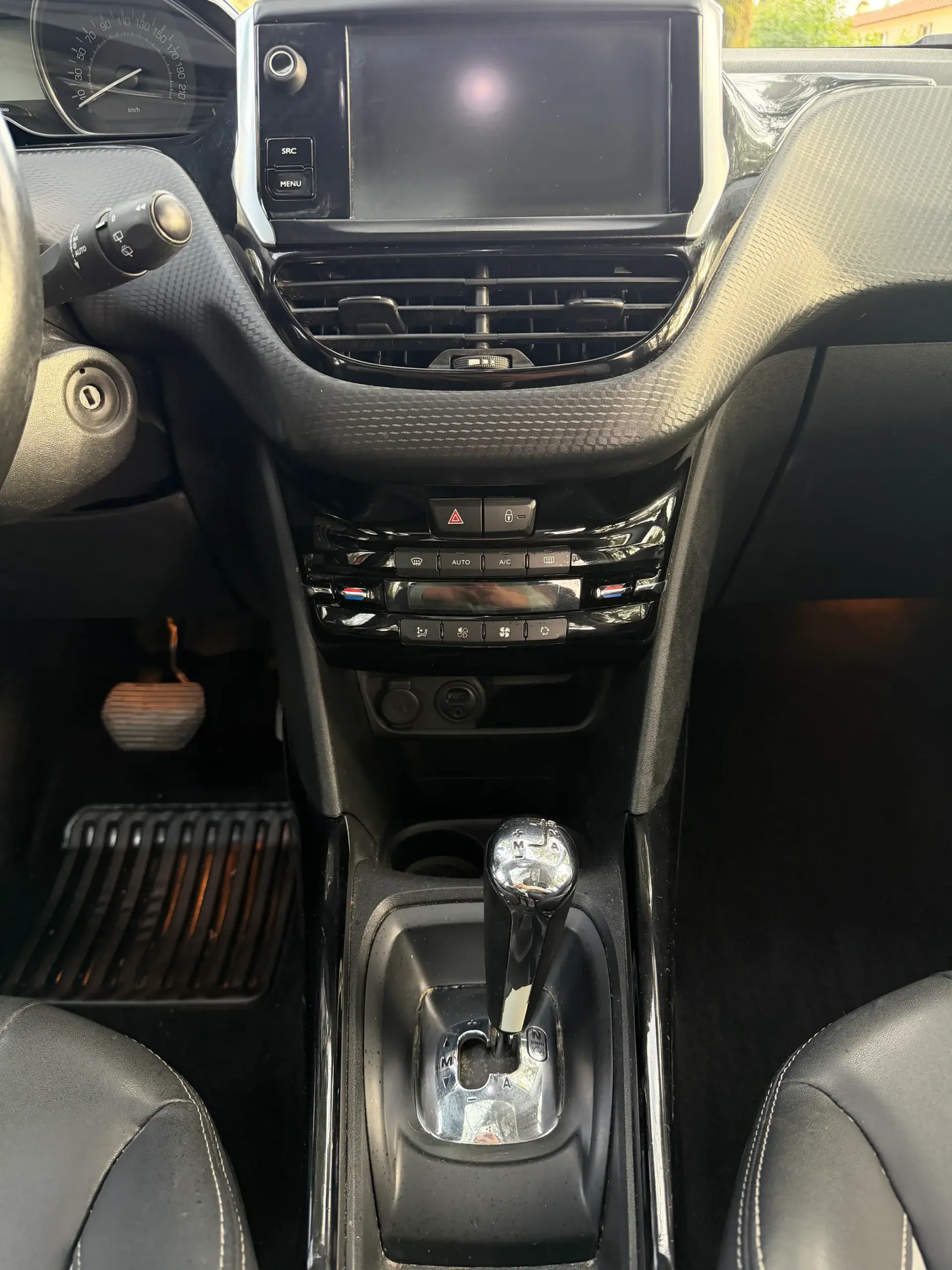 Peugeot 2008 1.2 PureTech Allure EAT6 19