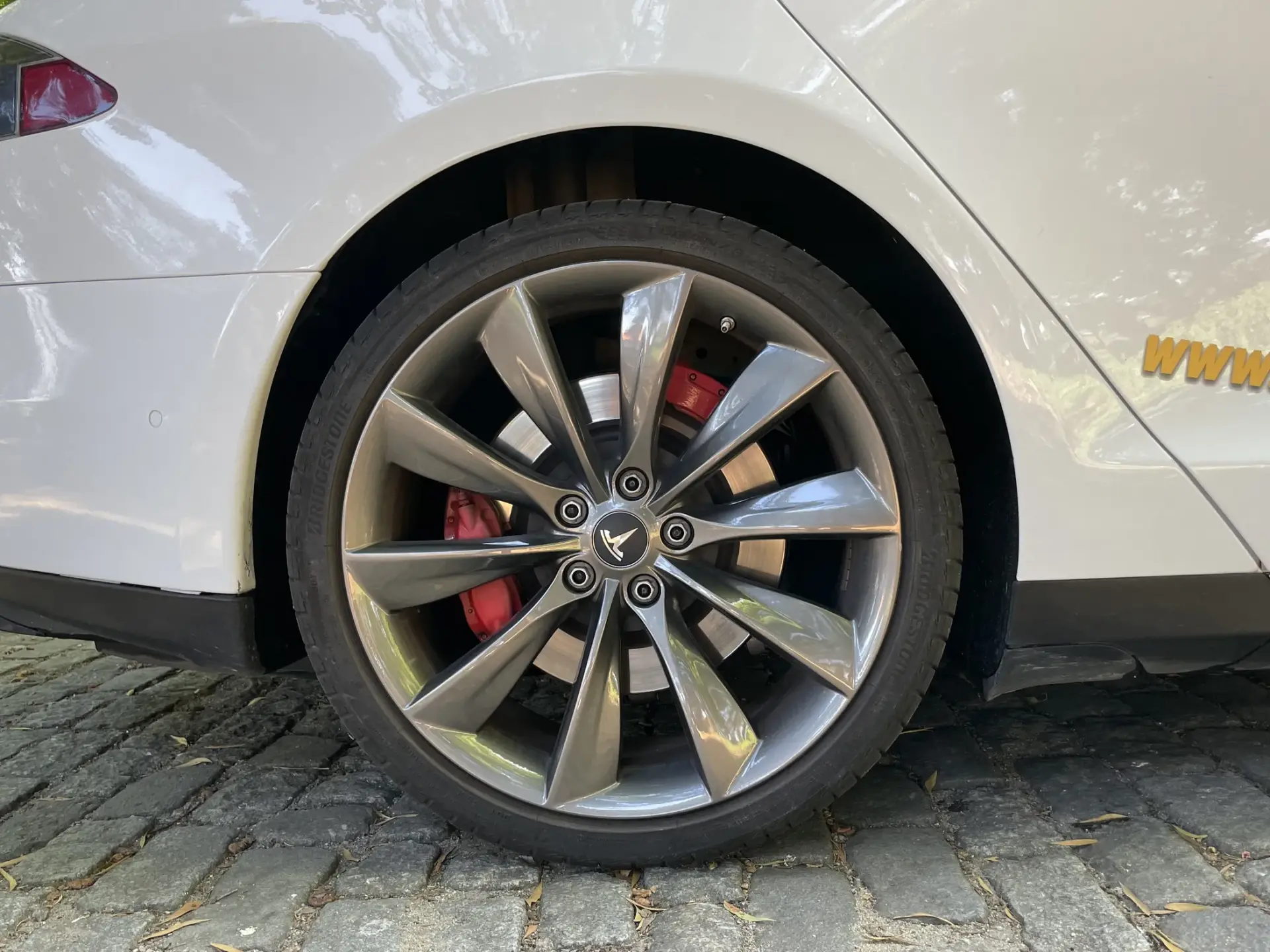 Tesla Model S 90D 11