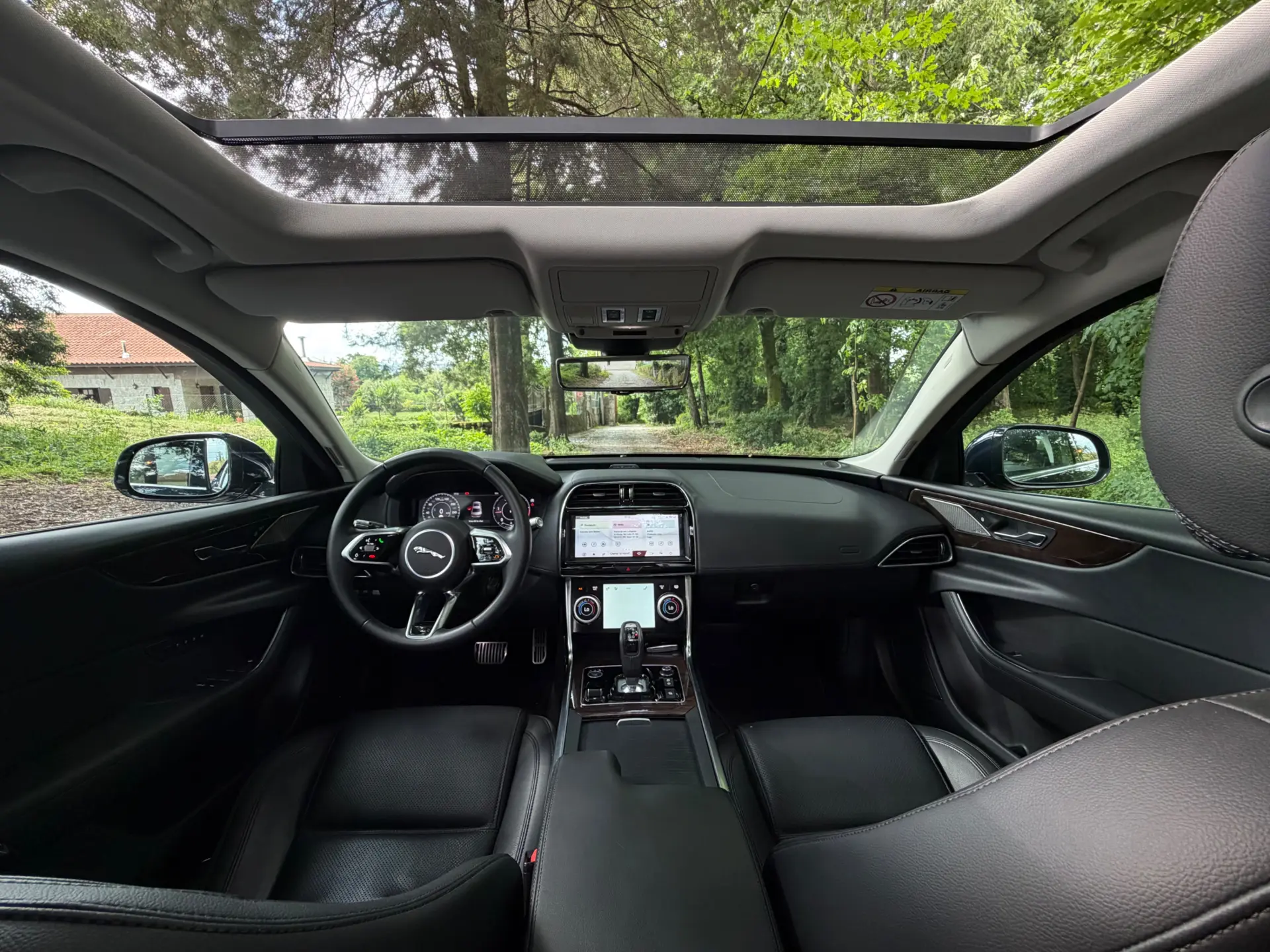 Jaguar XE 2.0 D R-Dynamic S 14