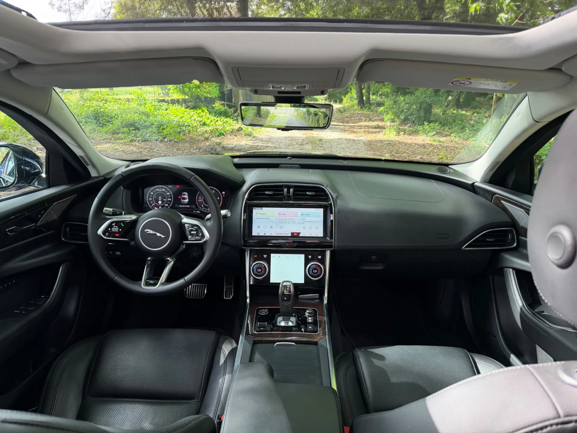 Jaguar XE 2.0 D R-Dynamic S 10