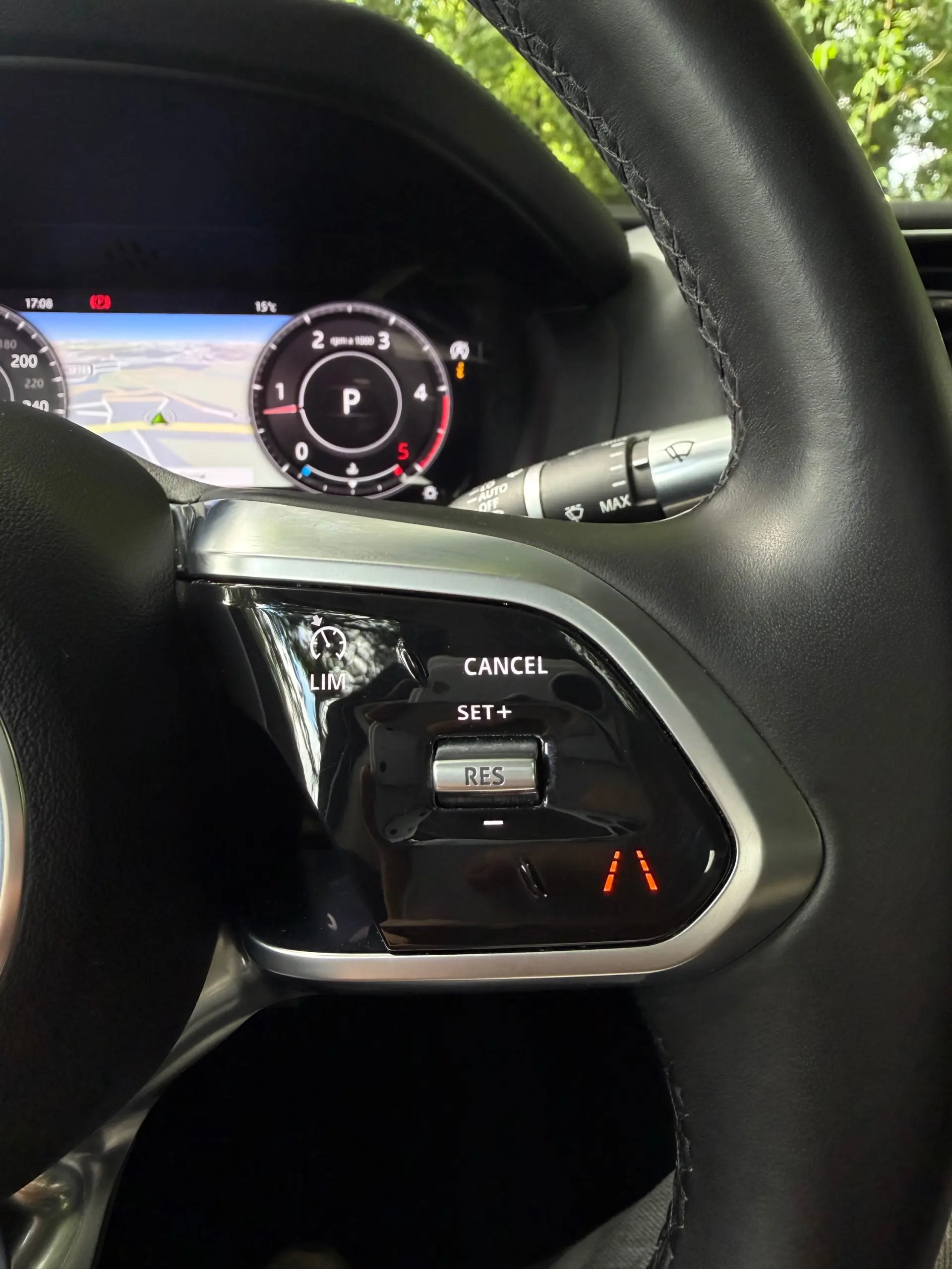 Jaguar XE 2.0 D R-Dynamic S 23