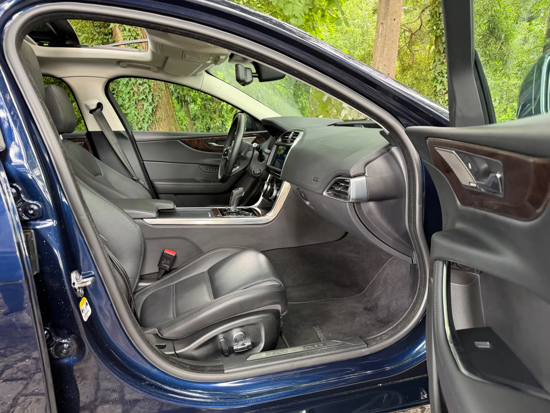 Jaguar XE 2.0 D R-Dynamic S 42