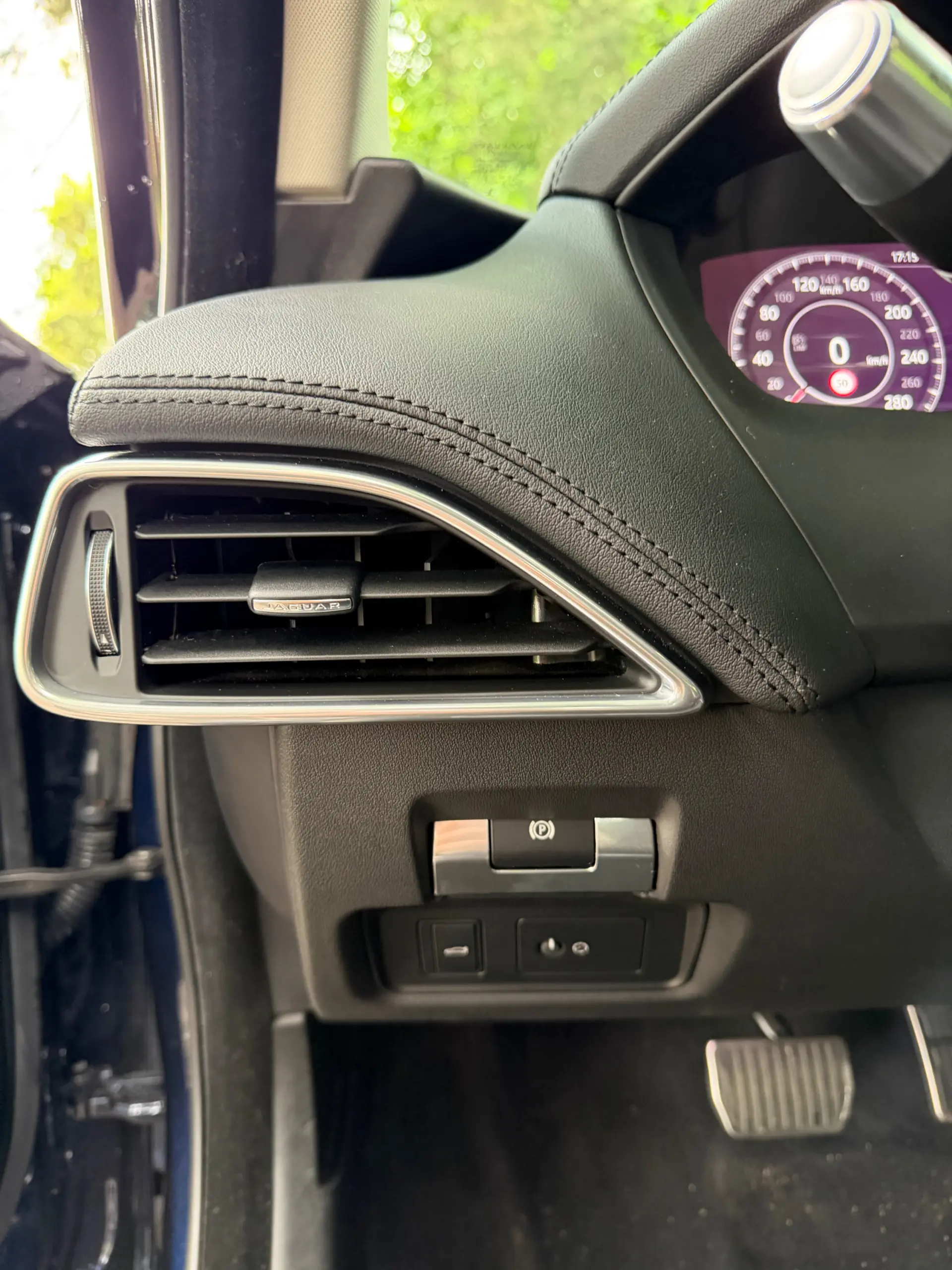 Jaguar XE 2.0 D R-Dynamic S 37