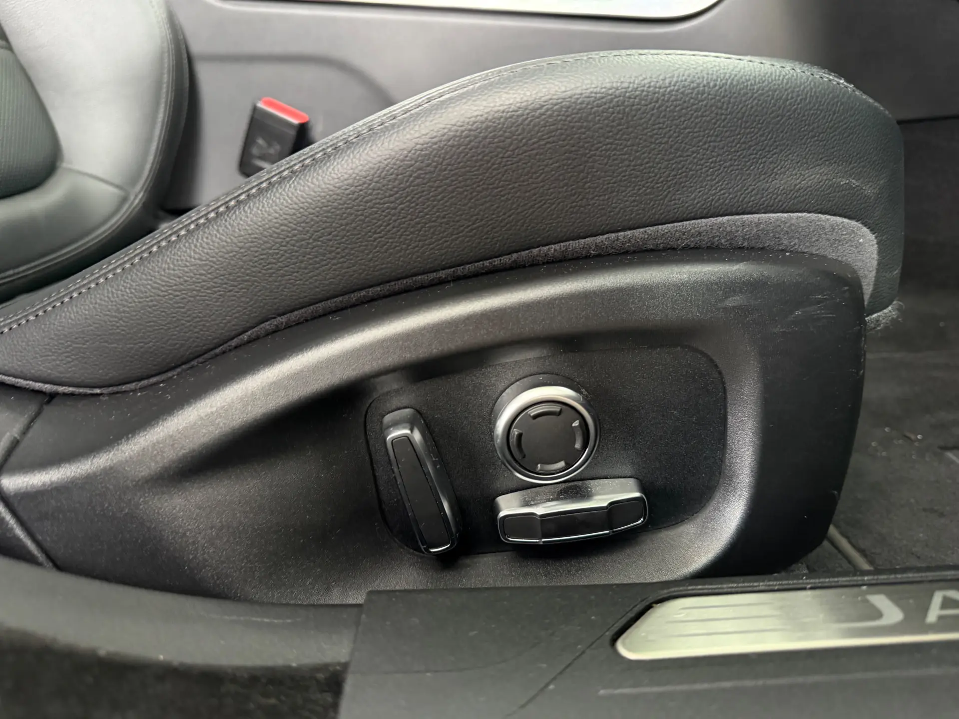 Jaguar XE 2.0 D R-Dynamic S 31