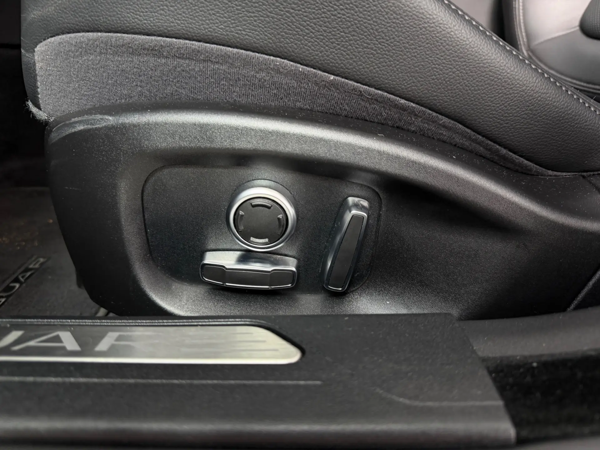 Jaguar XE 2.0 D R-Dynamic S 30