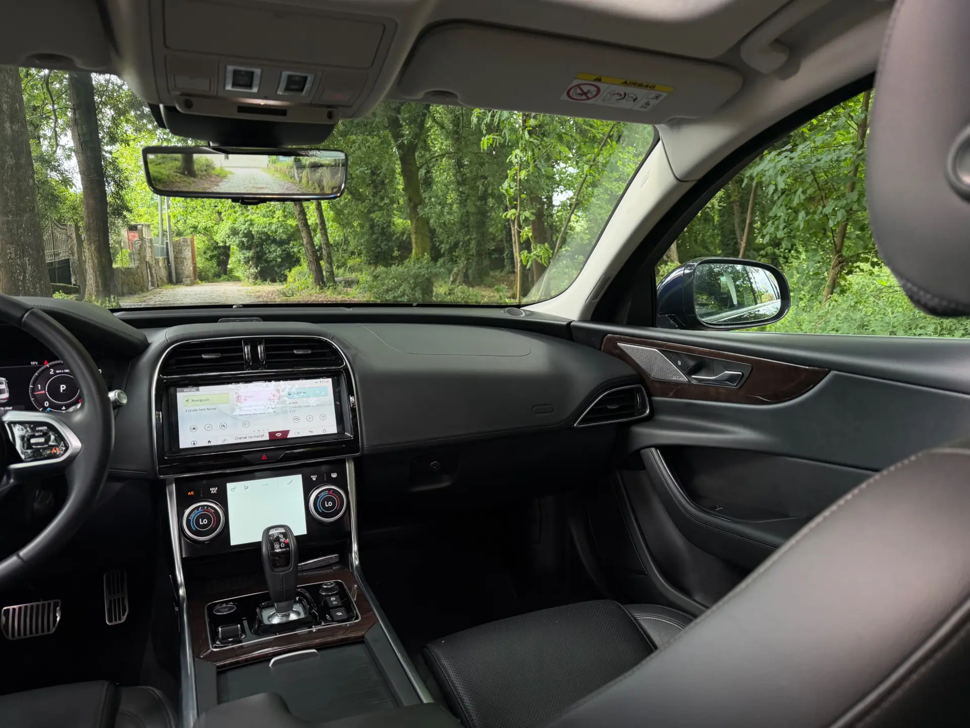 Jaguar XE 2.0 D R-Dynamic S 28
