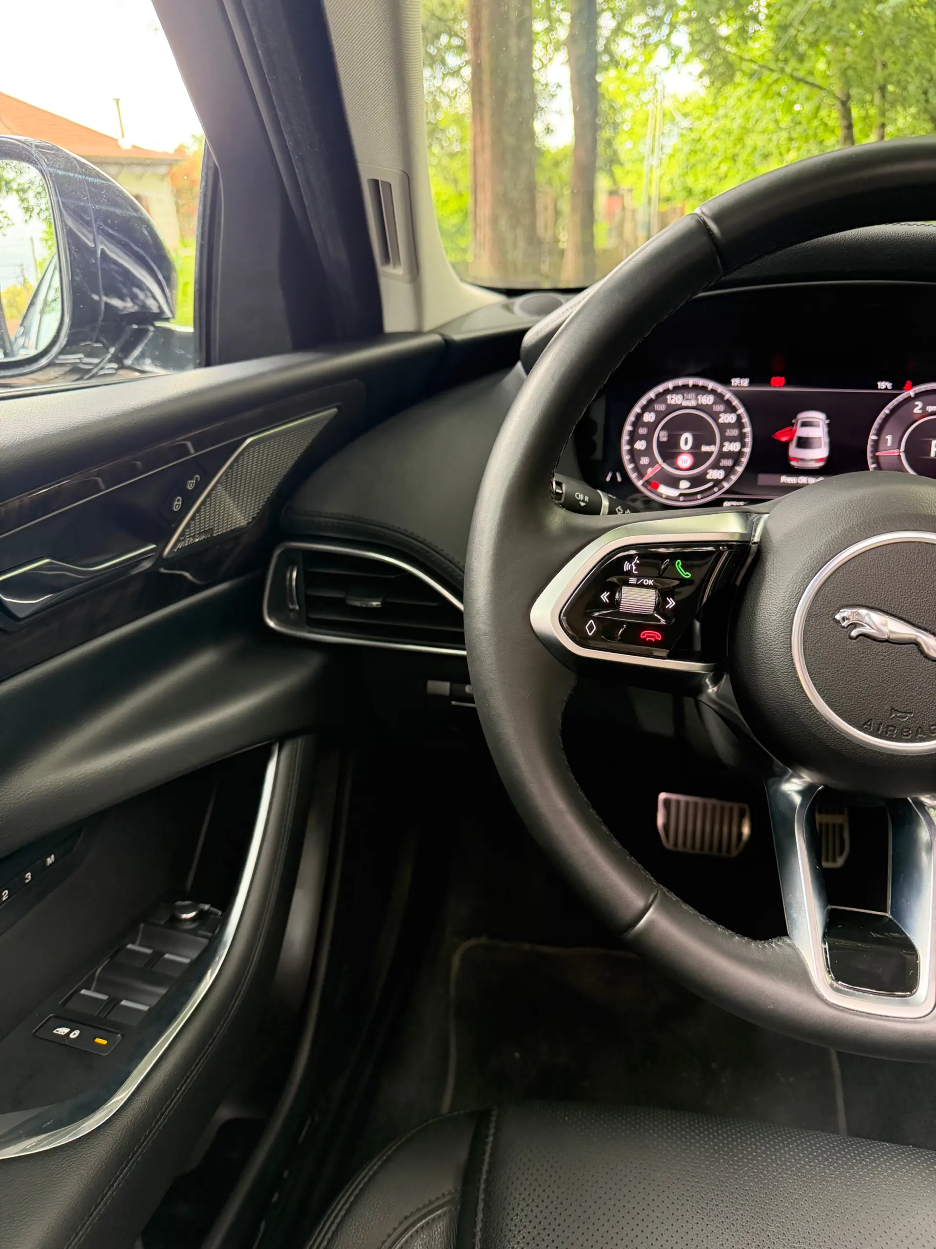 Jaguar XE 2.0 D R-Dynamic S 17