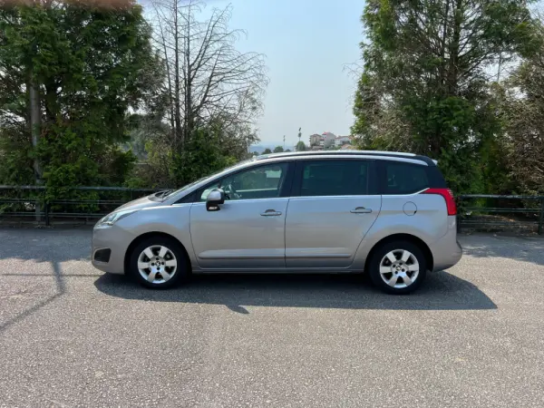 Peugeot 5008 1.6 E-HDi 7L Allure 2-Tronic 3