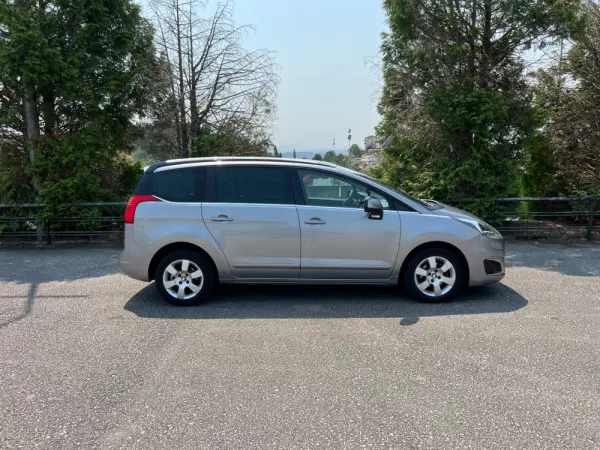 Peugeot 5008 1.6 E-HDi 7L Allure 2-Tronic 4