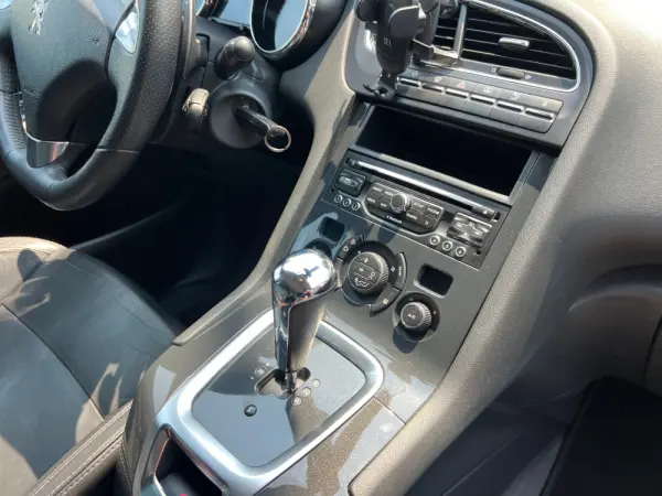 Peugeot 5008 1.6 E-HDi 7L Allure 2-Tronic 14