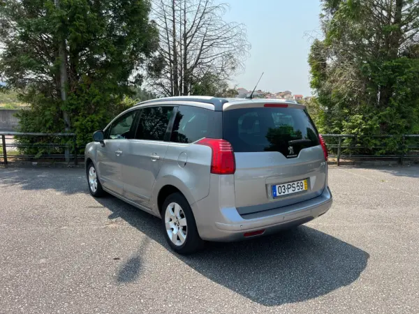 Peugeot 5008 1.6 E-HDi 7L Allure 2-Tronic 5