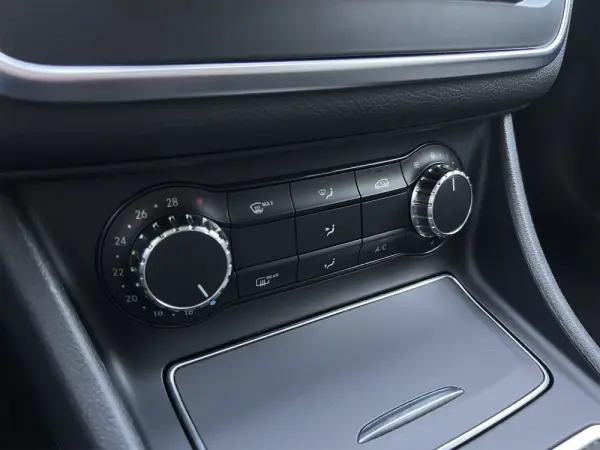 Mercedes-Benz CLA 180 d Urban 19