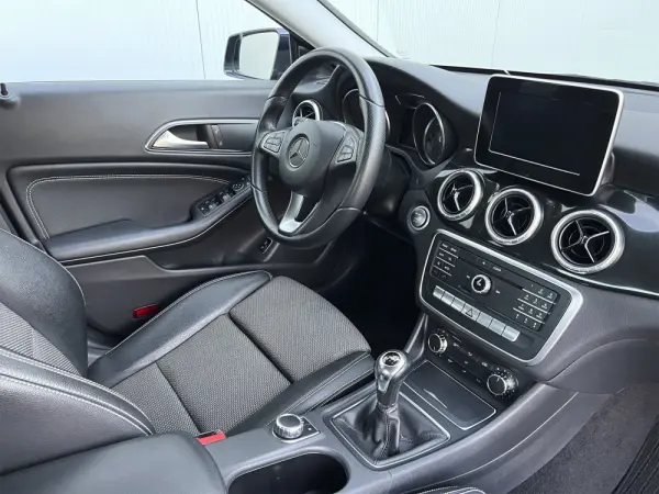 Mercedes-Benz CLA 180 d Urban 27