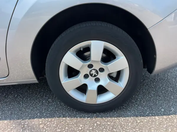 Peugeot 5008 1.6 E-HDi 7L Allure 2-Tronic 36