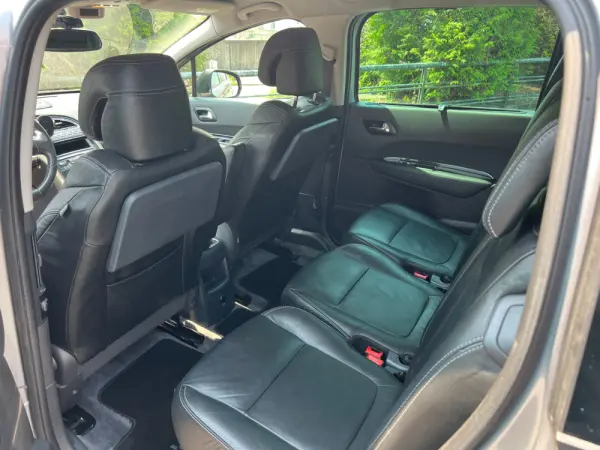 Peugeot 5008 1.6 E-HDi 7L Allure 2-Tronic 32
