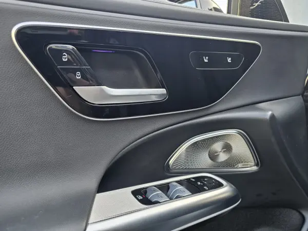 Mercedes-Benz E 300 e Avantgarde 17