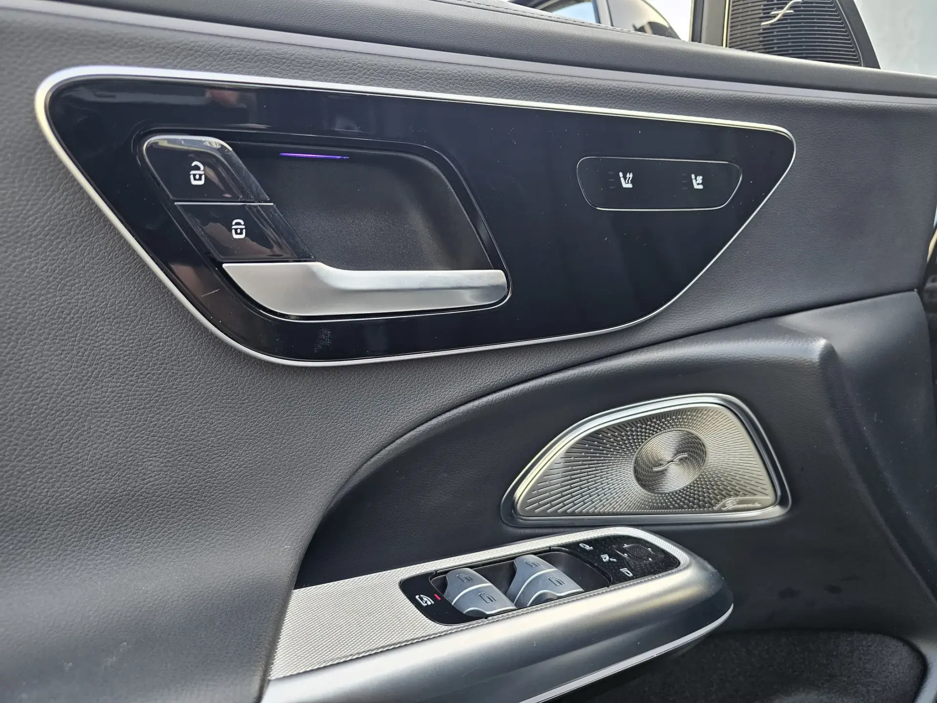 Mercedes-Benz E 300 e Avantgarde 17