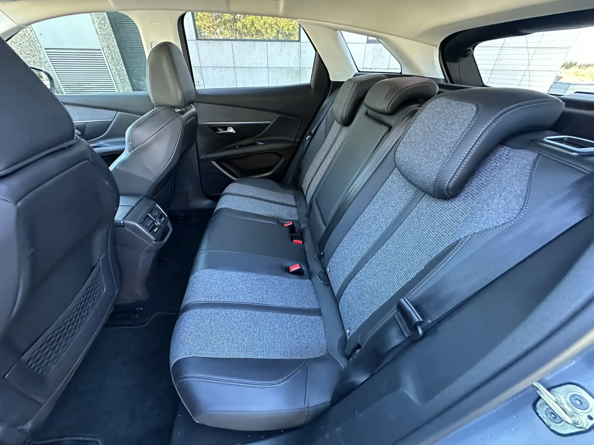 Peugeot 3008 PureTech 130 Stop & Start GPF EAT8 Allure 15