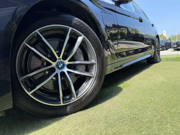 BMW 520 e Pack M 5