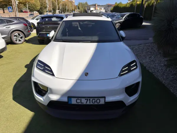 Porsche Macan Electric 4 8