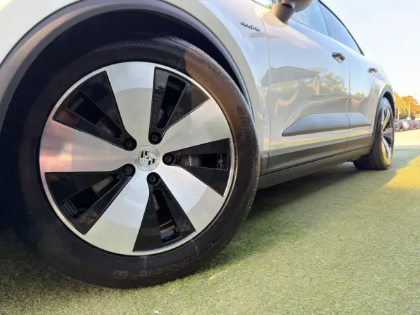 Porsche Macan Electric 4 7