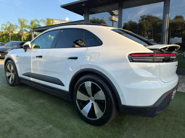 Porsche Macan Electric 4 16