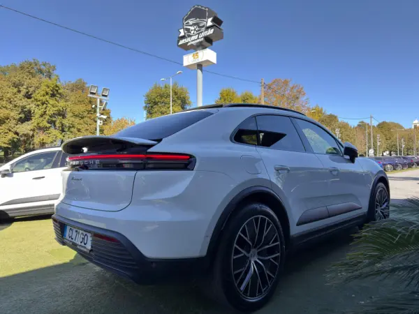 Porsche Macan Electric 4 5