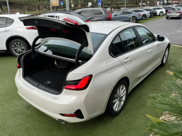 BMW 330 e Corporate Edition Auto 76