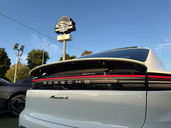 Porsche Macan Electric 4 5