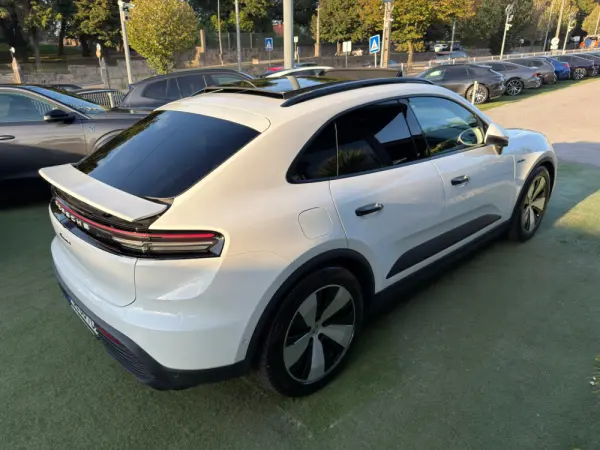 Porsche Macan Electric 4 12
