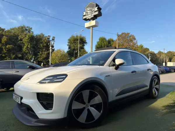 Porsche Macan Electric 4 1