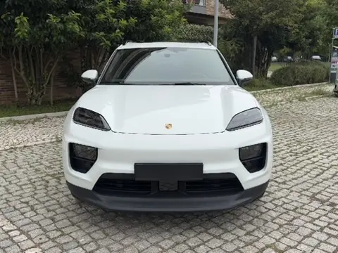 Porsche Macan Electric 4 2