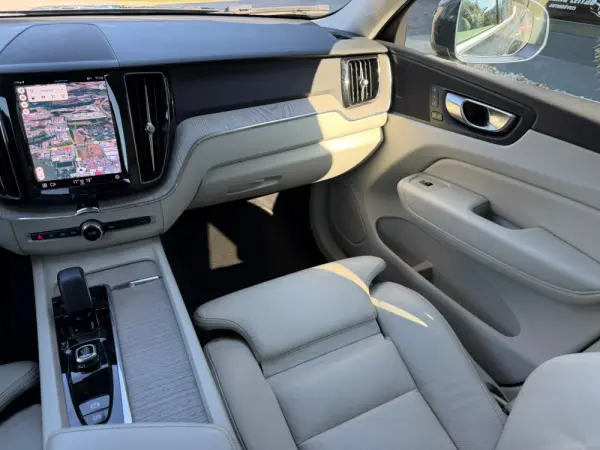 Volvo XC 60 2.0 B4 Plus Bright 27
