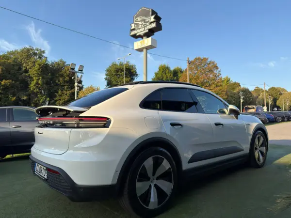 Porsche Macan Electric 4 4
