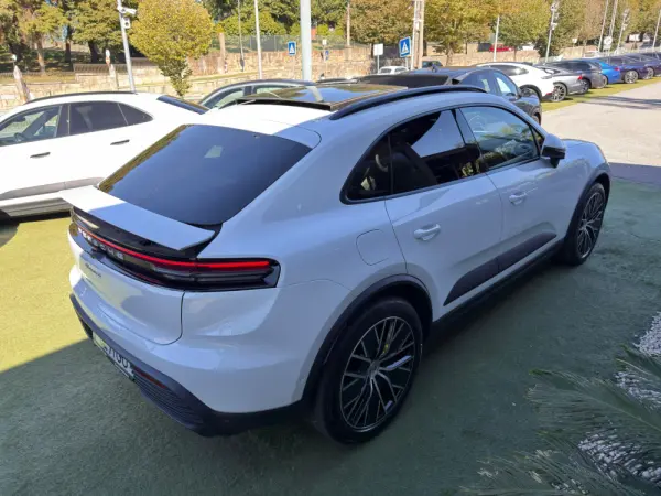 Porsche Macan Electric 4 12