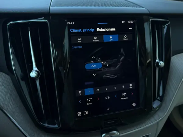 Volvo XC 60 2.0 B4 Plus Bright 43